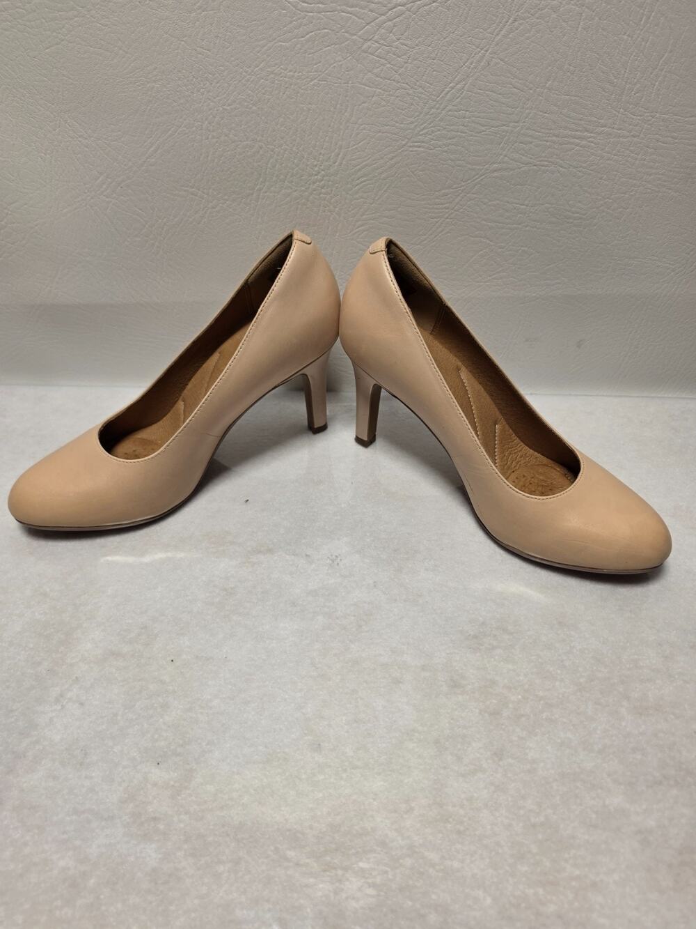 Clarks Collection Nude Leather Pumps Women's US 8 Classic Mid Heel Comfort Shoes